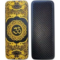 SattesGrün Yogablock Sadhu Board – handgefertigtes Yoga-Nagelbrett in 3 Intensitäten, (10mm, 12mm und 15mm), schwarz-gold mit Om-Motiv