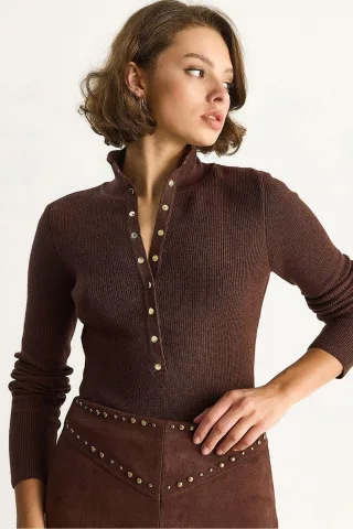 Taillierte Langarm-Strickbluse mit Druckknopfverschluss