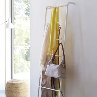 Handtuchhalter zum Anlehnen 5 Sprossen 45x162x11cm | Yamazaki Tower Metall weiß Dekoleiter Kleiderständer für Bad und Schlafzimmer ohne Bohren.