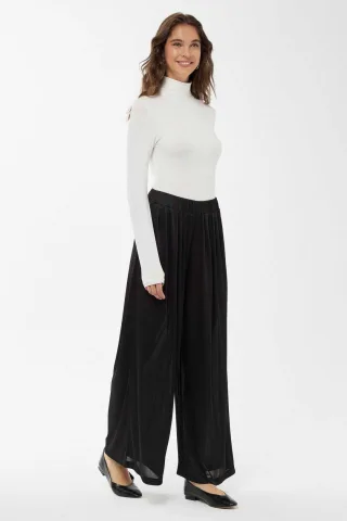 Weite Hosen mit elastischem Bund