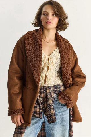 Jacke mit Knöpfen und Kunstfell-Details