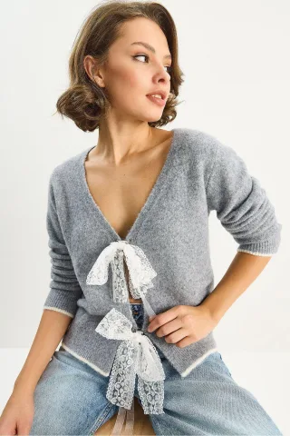 Strick-V-Ausschnitt-Cardigan mit Spitzenbindeschluss