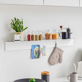 Yamazaki Wandregal minimalistische Wandaufbewahrung Tower – Metall weiß. Helle Akzente und schwebendes Design für ein perfekt geordnetes Zuhause.