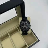 Swatch Chronograph MISSION TO THE MOONPHASE Swatch x Omega - NEW MOON SO33B700 Moonswatch Mission to the Moonphase, Moonswatch Snoopy, Mondphasen Anzeige integriert, Snoopy Moonswatch