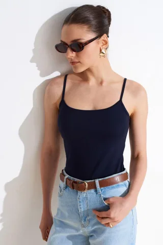 Schlank geschnittene ärmellose Bluse mit quadratischem Ausschnitt