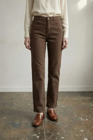 Hochtaillierte Jeans mit geradem Bein und Taschen