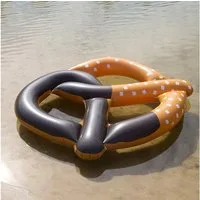 ULTRAKIDZ Schwimmtier XL Riesen BREZEL Bayrisch Inflatable Gummitier Aufblasbar Baden Pool, Oktoberfest Accessoir Brezen Deko