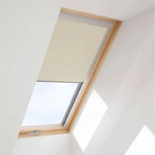 Dachfenster Sonnenschutz Holz, RoofLITE+ Slim Pine, Anthrazit/Kiefer, 55 x 78 cm, Schwingflügel mit Verdunkelungsrollo, individuell konfigurieren