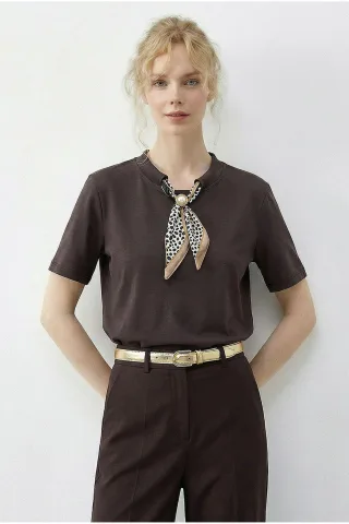 Basic Rundhals-T-Shirt mit Accessoire-Detail