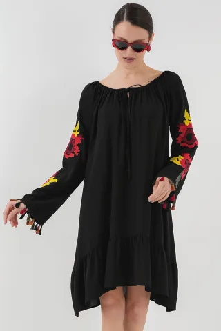 Gesticktes Midikleid mit Rüsche und Bindeschluss