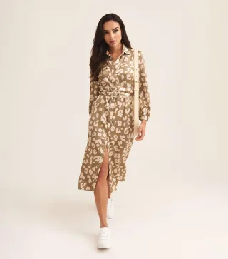 Salbeigrünes Hemdkleid mit Tiergürtel