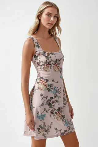 Körperbetontes Mini-Kleid mit quadratischem Kragen und floralem Druck