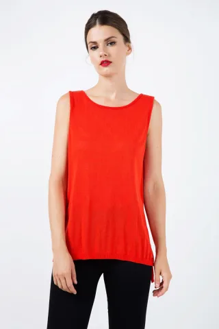 Ärmelloses Stricktop mit ungleichmäßigem Saum