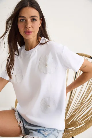 T-Shirt mit Rundhalsausschnitt und Blumenmuster inklusive Zubehördetails