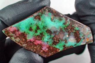 135,68 ct Boulder Opal Multicolor - gelocht / gebohrt für Lederband