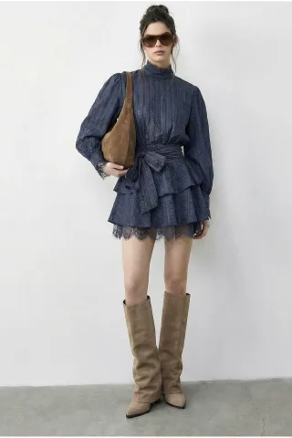 Texturiertes Mini-Kleid mit halbem Rollkragen und Spitzenakzenten