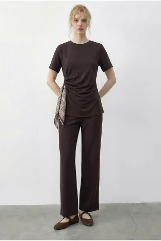 T-Shirt und Hose Set mit Zubehördetails