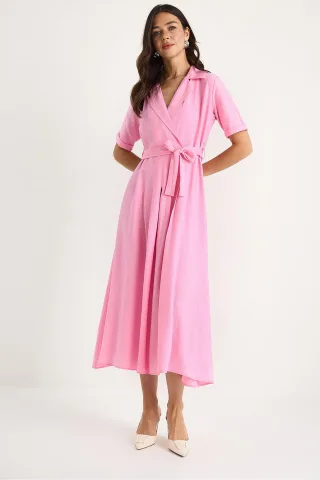 Midi-Kleid mit Schalkragen und Gürtel
