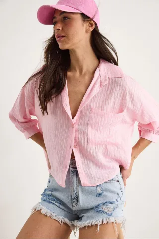 Gestreiftes Struktur-Crop-Shirt mit Knopfverschluss und Tasche