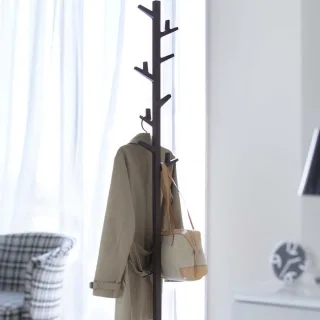 Yamazaki Garderobenständer drehbare Haken 176cm Metall braun. Stilvolle Aufbewahrung für Accessoires in einem natürlichen und modernen Design-Look.