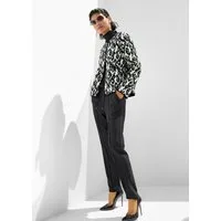 MADELEINE Outdoorjacke Modische Steppjacke mit Animal-Print Kragenlos mit Druckknopfverschluss und langen Ärmeln