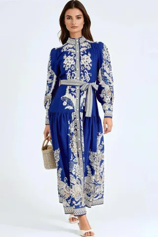 Maxi-Kleid mit Mao-Kragen und Gürtel