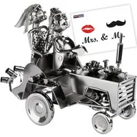 BRUBAKER Dekofigur Hochzeitspaar auf Traktor - Metall Skulptur Trecker (1 St., Schraubenmännchen mit Geschenkkarte), mit Blumen und Blechdosen - Wein Geschenk zur Hochzeit