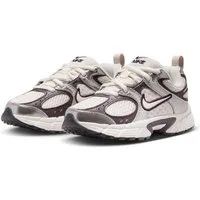 Nike Sportswear V5 RNR (PS) Sneaker inspiriert vom Design des Y2K Nike Vomero 5