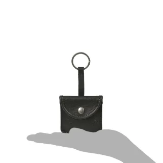 Schlüsselanhänger Druckknopffach Leder schwarz 6x6cm | Sonnenleder Bellini. Ein kompakter Begleiter für Schlüssel und Notgeld in Alltag und Büro.