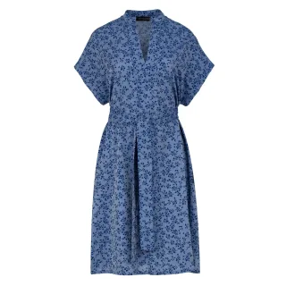 Blaues Kleid mit Blumenmuster und Seitenschlitzen
