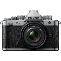 Nikon Z f + NIKKOR Z 40mm f/2 (SE) Systemkamera (NIKKOR Z 40mm f/2 (SE), 24,5 MP, WLAN (Wi-Fi), Bluetooth)