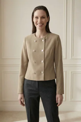 Maßgeschneiderte Kurzjacke aus Tweed mit Knöpfen