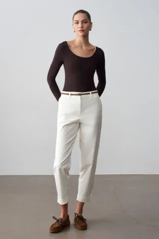 Gecurvte Gabardine-Chinos mit Gürtel und geradem Bein