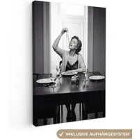 OneMillionCanvasses® Leinwandbild Frau - Spaghetti - Schwarz - Weiß, Fotodruck (1 St), Leinwand Canvas Wandbild, Wanddekoration 20x30 cm