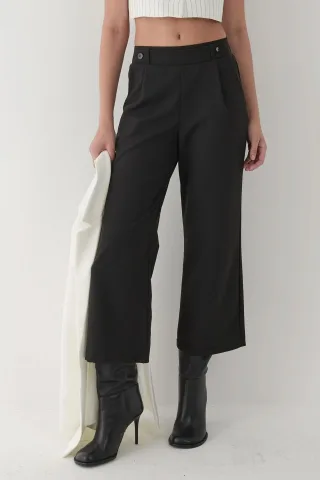 Hose mit Knopfdetail und hohem Taillenbund