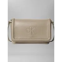 Calvin Klein Umhängetasche RAISED CK FLAP CROSSBODY, Damen-Schultertasche, Handtasche, kleine Abendtasche mit CK-Logo