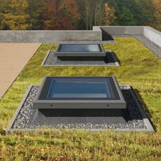 Flachdachfenster elektrisch, Kunststoff, RAL 7043 außen Weiß innen, 600 x 600 mm, elektrische Öffnung, individuell konfigurieren