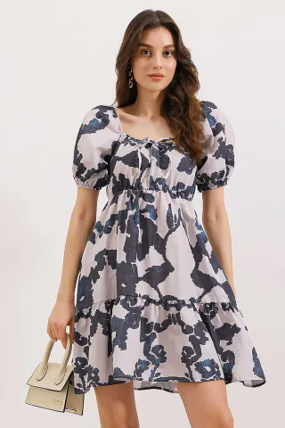 Mini-Kleid in A-Linie mit quadratischem Ausschnitt und Schleife