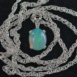 925er Sterling Silber Opalanhänger mit Welo Opal (1,50 ct) aus Afrika inkl. Silberkette