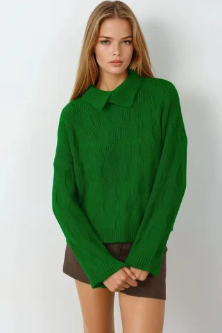 Musterpullover mit Kragenverzierung