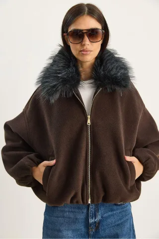 Überdimensionale Reißverschlussjacke mit Fellkragen
