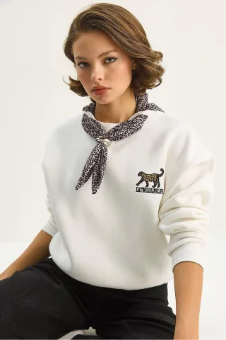 Rundhals-Sweatshirt mit Druckaccessoire