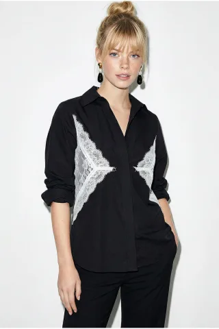Bluse mit Spitzendetails und Knopfleiste