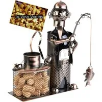 BRUBAKER Weinflaschenhalter Angler mit Fisch und Eimer für Korken Aufbewahrung - Flaschenhalter, (Geschenkset, 1-St., Geschenk Metallfigur), Weingeschenk Metall Flaschenständer mit Geschenkkarte - Kupferfarben