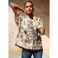 MADELEINE Kurzarmbluse Sommerbluse mit floralem Muster Oversized-Bluse mit Stehkragen, Rüschen und 3/4-Arm