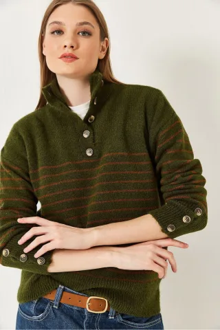 Knopfkoller Gestreifter Strickpullover