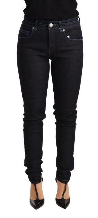 Acht Skinny Jeans Dunkle Wäsche