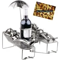 BRUBAKER Weinflaschenhalter Liebespaar im Urlaub - Metall Skulptur, (Silber Metallfigur Flaschenhalter, 1-St., Weingeschenk für Urlauber mit Grußkarte), Flaschenständer liegendes Paar unter Palme