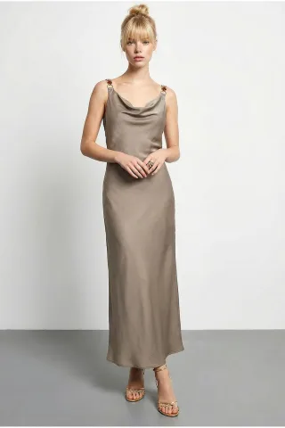 Ärmelloses Satin-Maxi-Slipkleid mit Krawattenhals und Zubehördetails