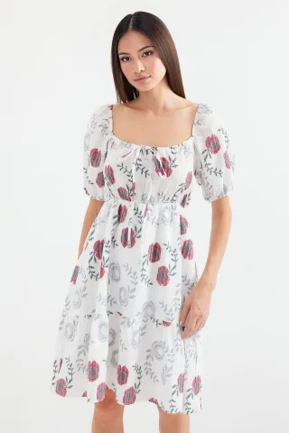 Blumiges Mini-Kleid mit quadratischem Kragen und Schleife